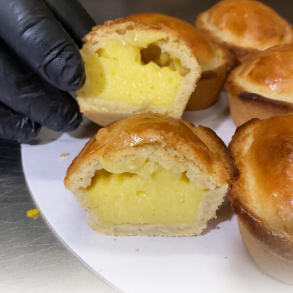 pasticciotto alla crema pasticceria bianco