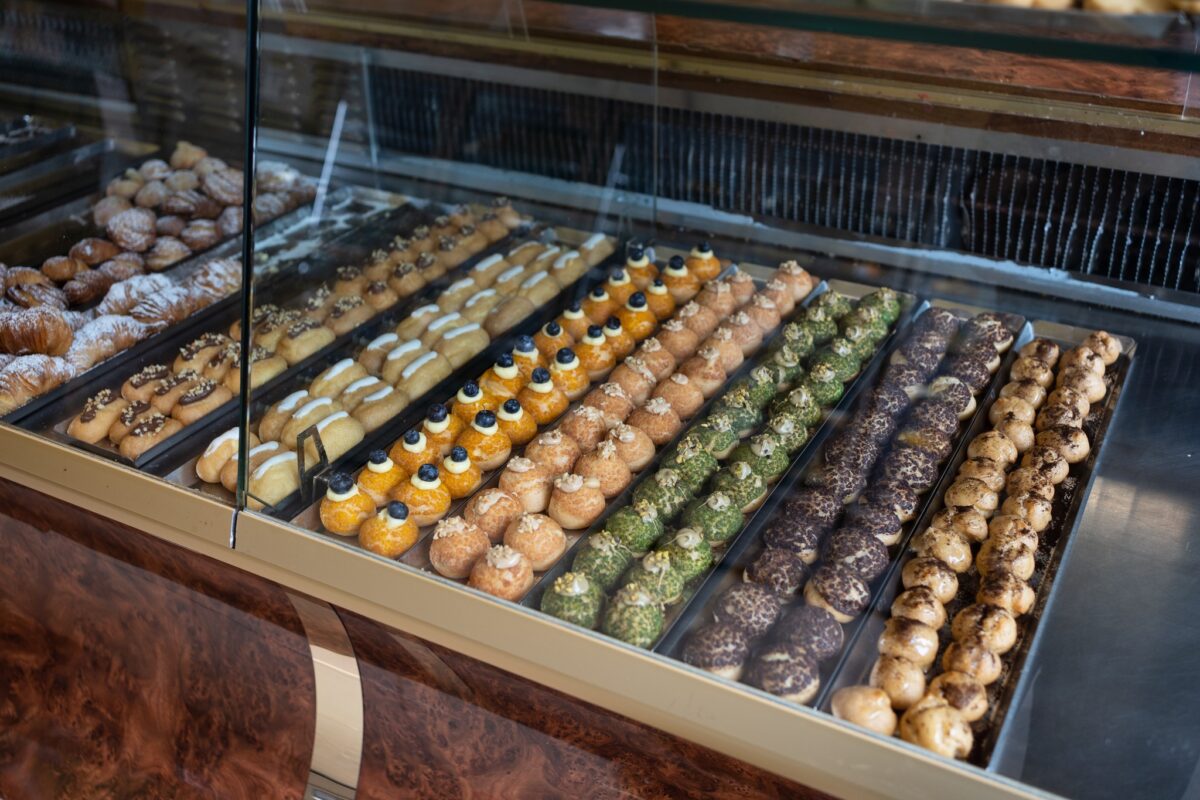 Pasticceria senza glutine con assortimento di dolci artigianali per celiaci esposti in vetrina