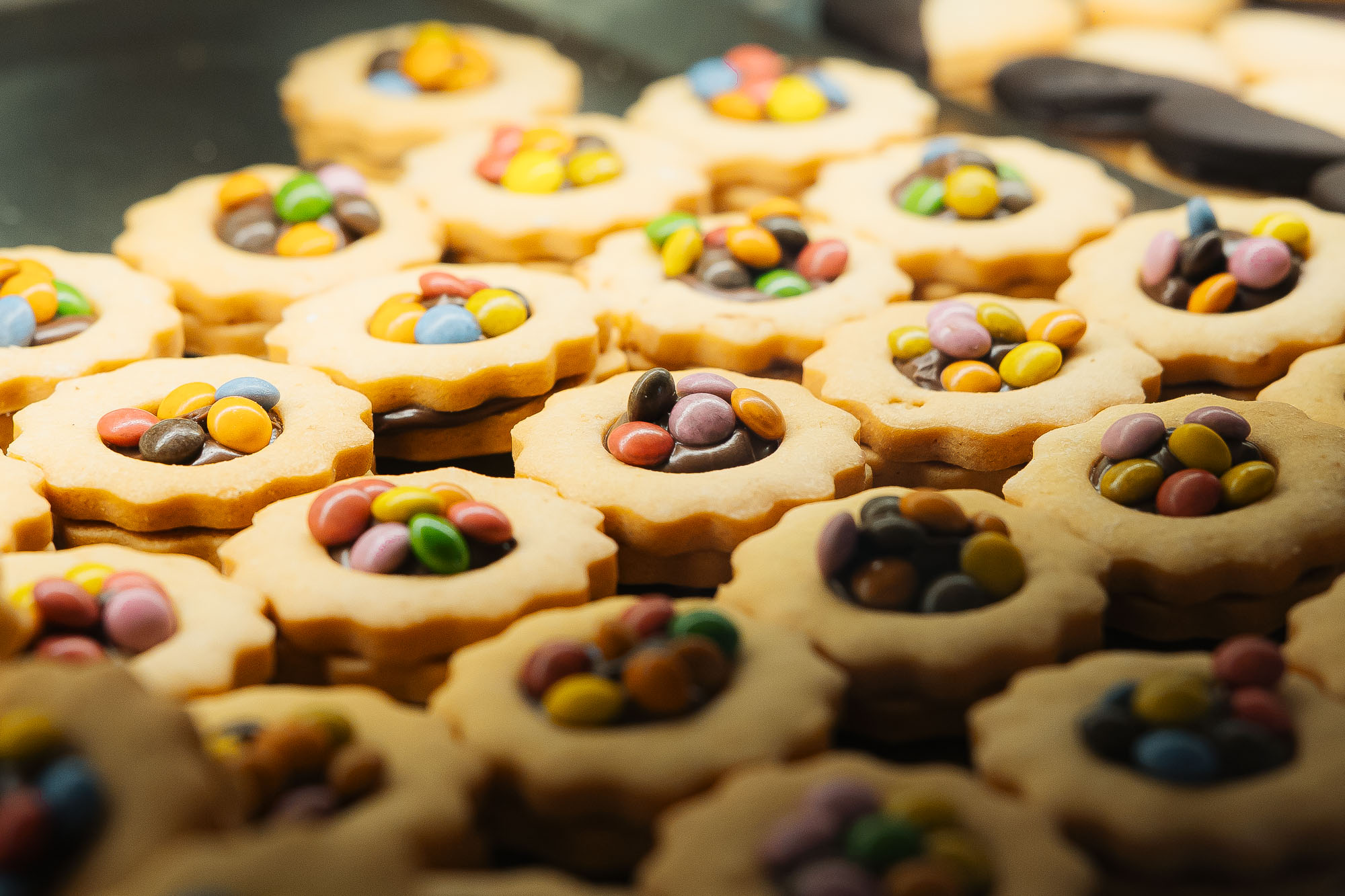 biscotti artigianali ripieni con palline colorate di cioccolato