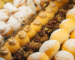 Buffet di dolci freschi e monoporzioni per catering di eventi aziendali estivi a Lecce