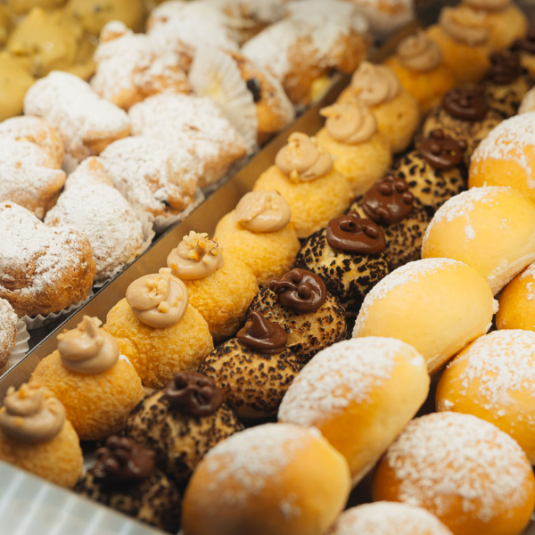 Buffet di dolci freschi e monoporzioni per catering di eventi aziendali estivi a Lecce